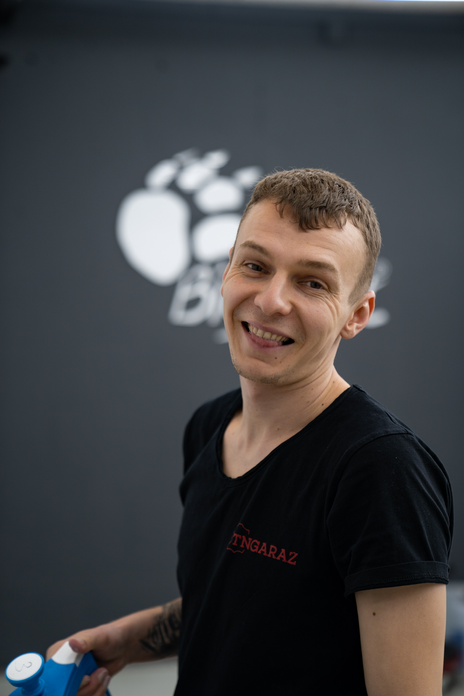 Člen tímu TNGARÁŽ v dielni